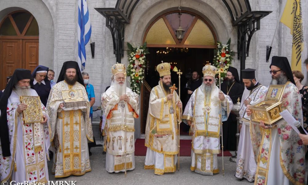 Πολυαρχιερατικό Συλλείτουργο και λιτανεία των λειψάνων του Αγίου Λουκά στην Παναγία Δοβρά